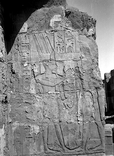 Tutankhamun  receiving life from Amun-Re II