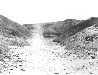 not known, The Theban west bank, the Valley of the Kings (c.1890
[Estimated date.]) (Enlarged image size=38Kb)