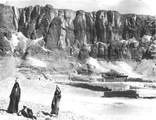 Edition Photoglob, The Theban west bank, Deir el-Bahri (c.1895
[Estimated date.]) (Enlarged image size=44Kb)