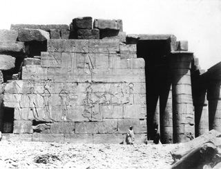 not known, The Theban west bank, the Ramesseum (c.1890
[Estimated date.]) (Enlarged image size=40Kb)