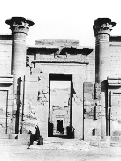 Beato, A., The Theban west bank, Medinet Habu (c.1900
[Gr. Inst. 4158 in an album dated 1904.]) (Enlarged image size=38Kb)