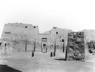 Beato, A., The Theban west bank, Medinet Habu (c.1890
[Estimated date.]) (Enlarged image size=28Kb)