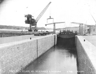 Peridis, Aswan (c.1905
[Aswan dam completed 1898-1912.]) (Enlarged image size=30Kb)