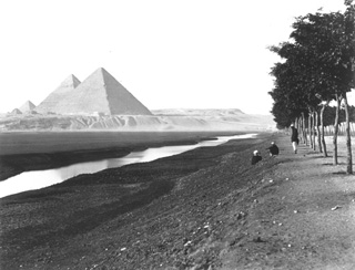 not known, Giza (c.1880
[Estimated date.]) (Enlarged image size=31Kb)