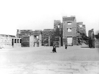 Beato, A., The Theban west bank, Medinet Habu (c.1900
[Gr. Inst. 4155 in an album dated 1904.]) (Enlarged image size=25Kb)