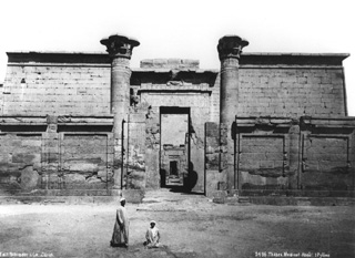 Schroeder & Cie., The Theban west bank, Medinet Habu (c.1890
[Estimated date.]) (Enlarged image size=36Kb)